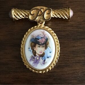 Avon 90s Victorian Style Dangle Brooch Presidents Club